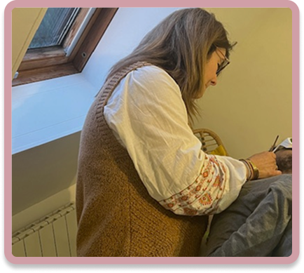 Nathaly Gonçalves en train de réaliser la thérapie de réflexologie auriculaire